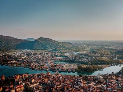 Vista aerea di una città con fiume e colline.