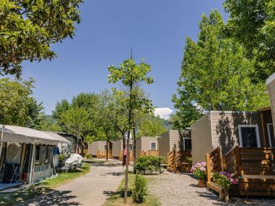 Dorf mit Bungalows und Zelten inmitten der Natur.