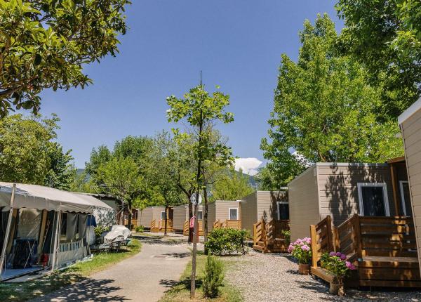 Dorf mit Bungalows und Zelten inmitten der Natur.